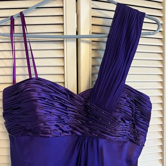 Brand new gown - Picture 2 of 5